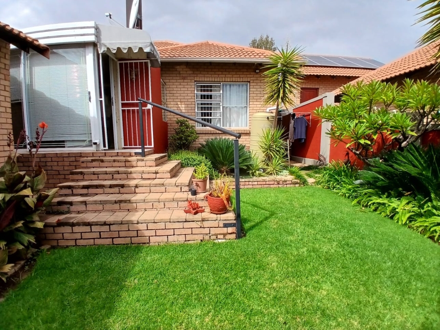 To Let 3 Bedroom Property for Rent in Pentagon Park Free State